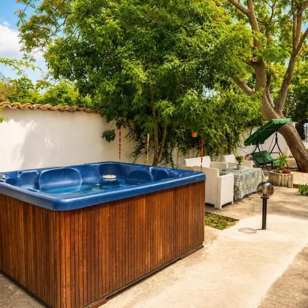 Kalabria Pool, Bbq & Jacuzzi Πανσιόν